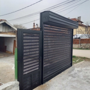 дворна ролетна врата в комбинация с пешеходна